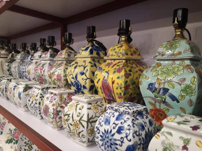 產品主要以各種釉上粉彩瓷器和仿古瓷為主,全部采用傳統手繪裝飾和